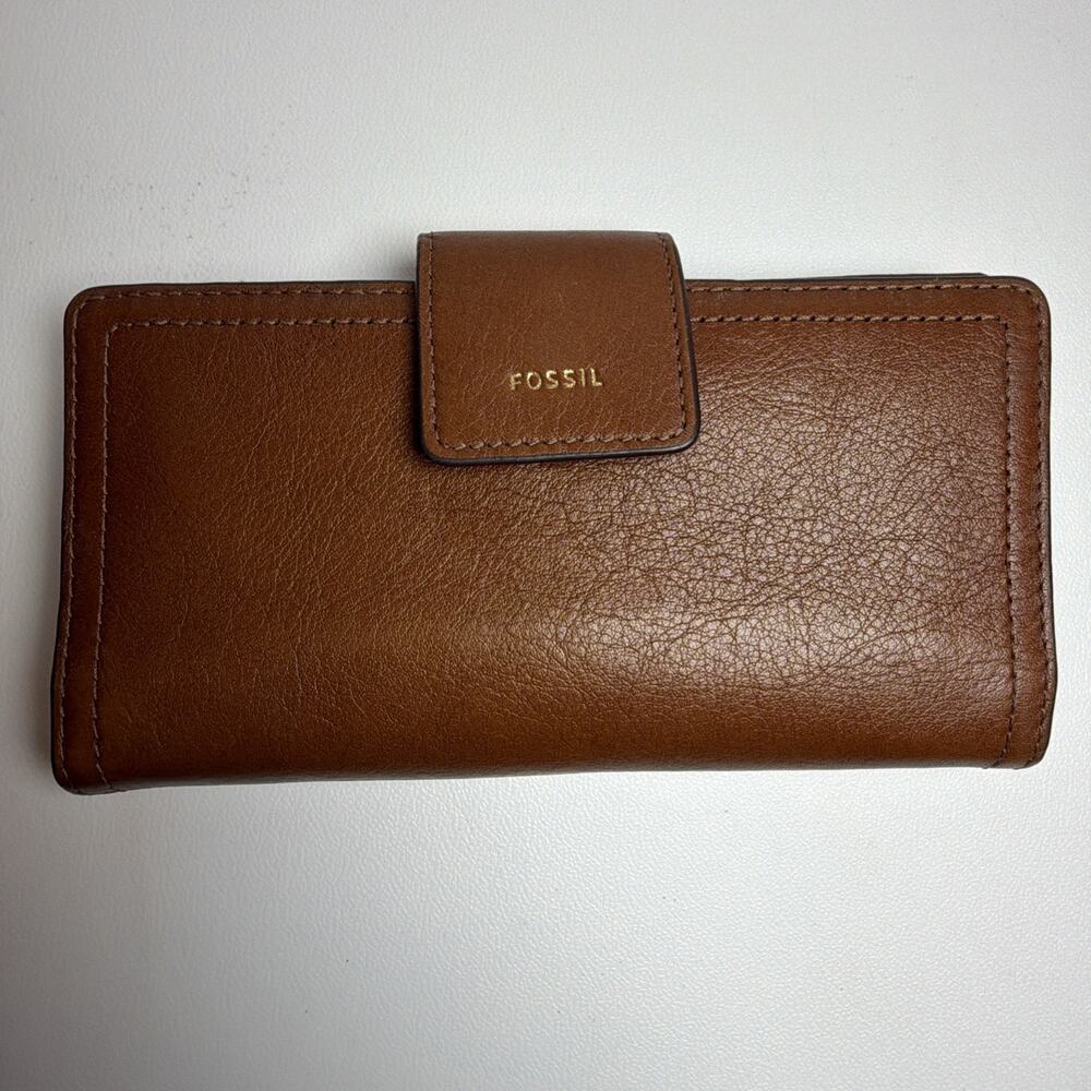 NWOT FOSSIL Women’s Logan Brown Leather RFID Tab Clutch Wallet